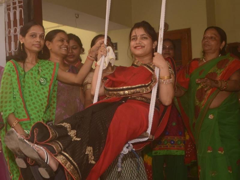 jhoola jhool kar manaaya teejotsav
