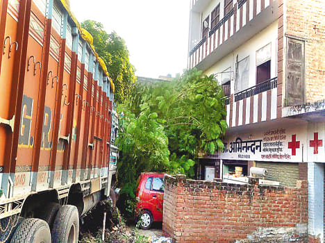Murng laden truck smashed the wall