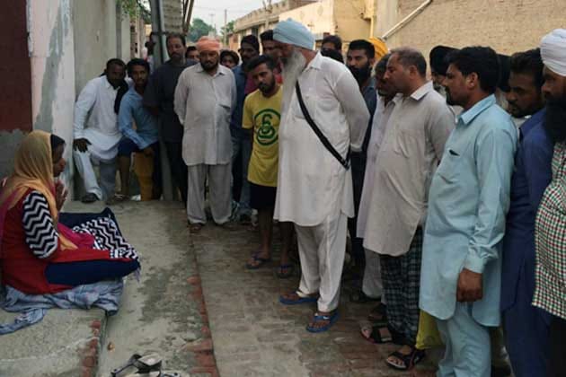protest, married lady protest, married lady protest outside his husband house at fatehabad
