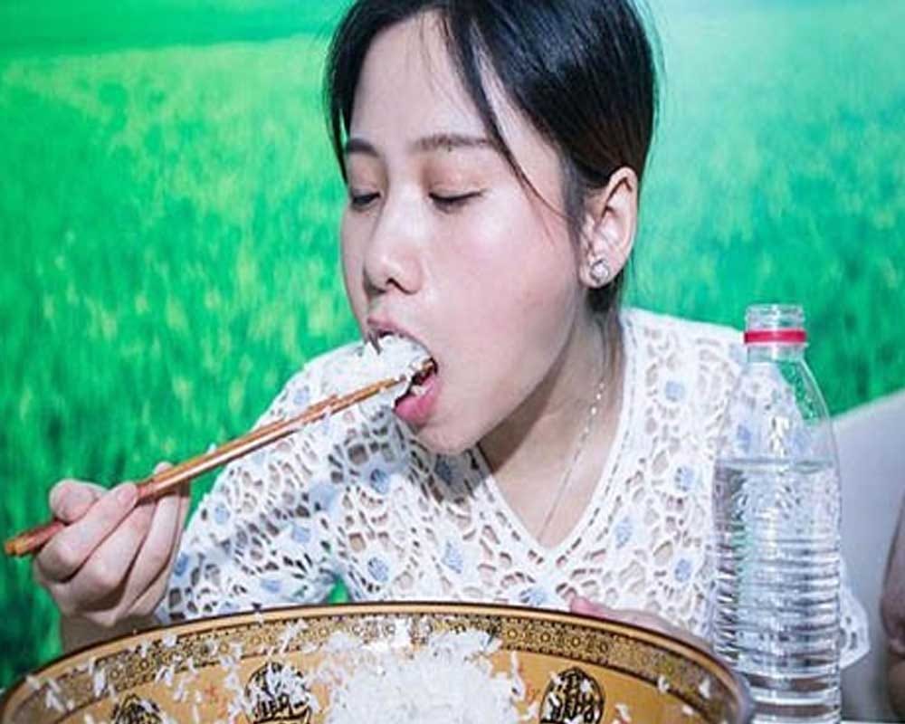 This Girl Eat 4kg Rice In Few Minutes