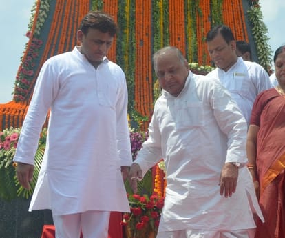 akhilesh yadav pays tribute to janeshwar mishra