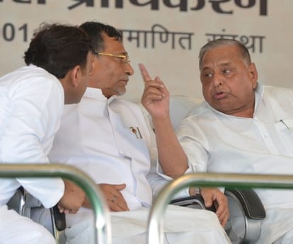 Mulayam Singh Yadav addresses his party activists.