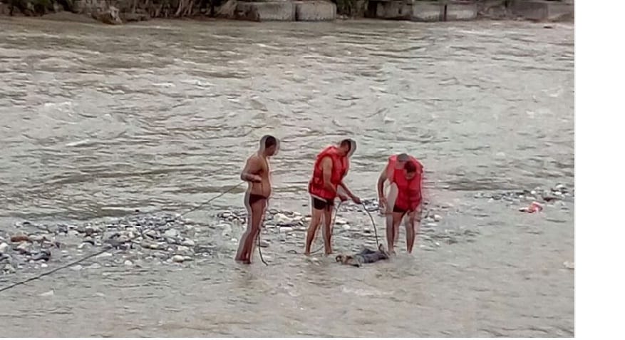 Sarayu washed away a child's body was found, the search continues