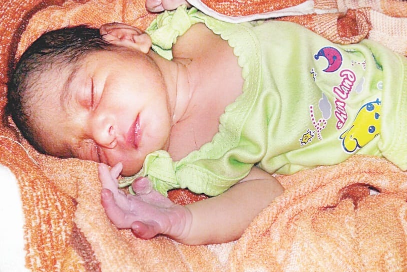 Kao Bchcchi newborn thrown behind bus