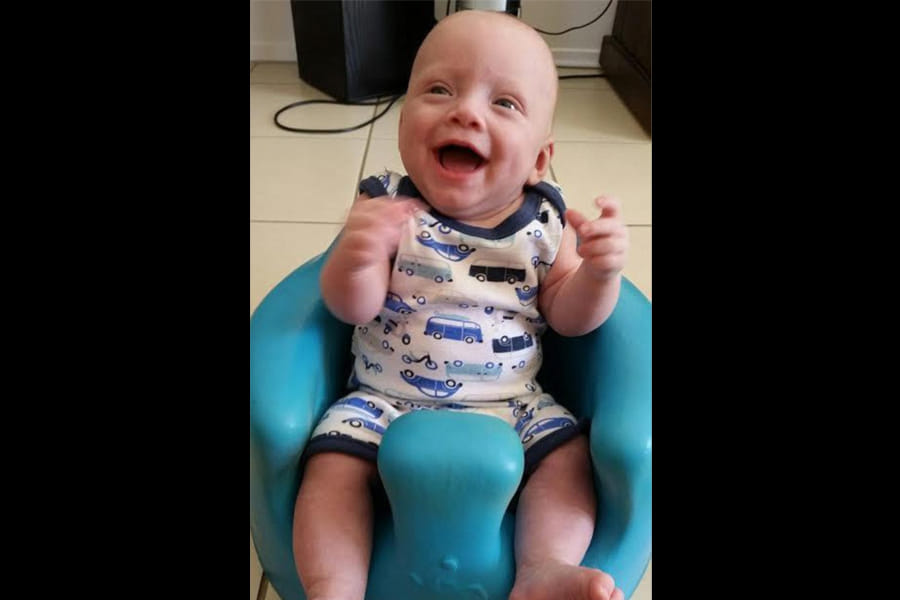 baby born with his organs outside his body 