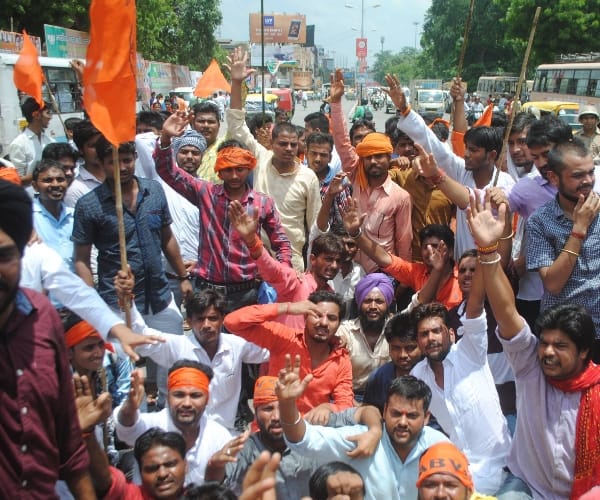  police lathi cahrge on abvp student