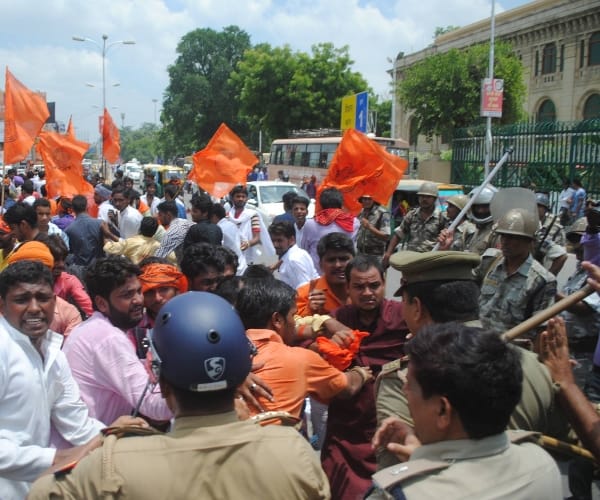  police lathi cahrge on abvp student