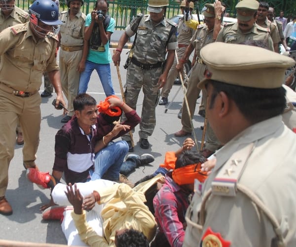  police lathi cahrge on abvp student