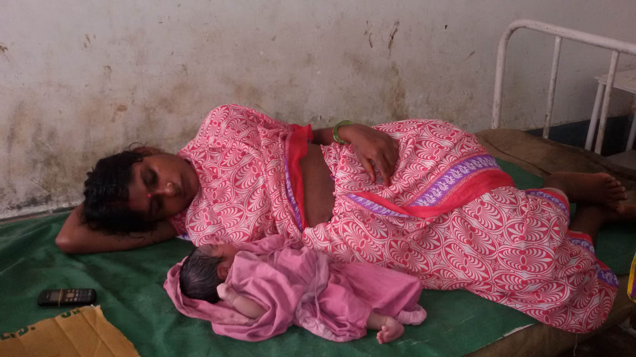 Casually: Two Prsutaon gave birth in the open