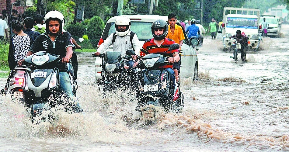 Rain, Heavy rain in panchkula, Traffic jam, labour chowk, amartex chowk in panchkula