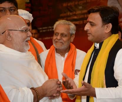 CM Akhilesh Yadav meets to saints of Ayodhya.