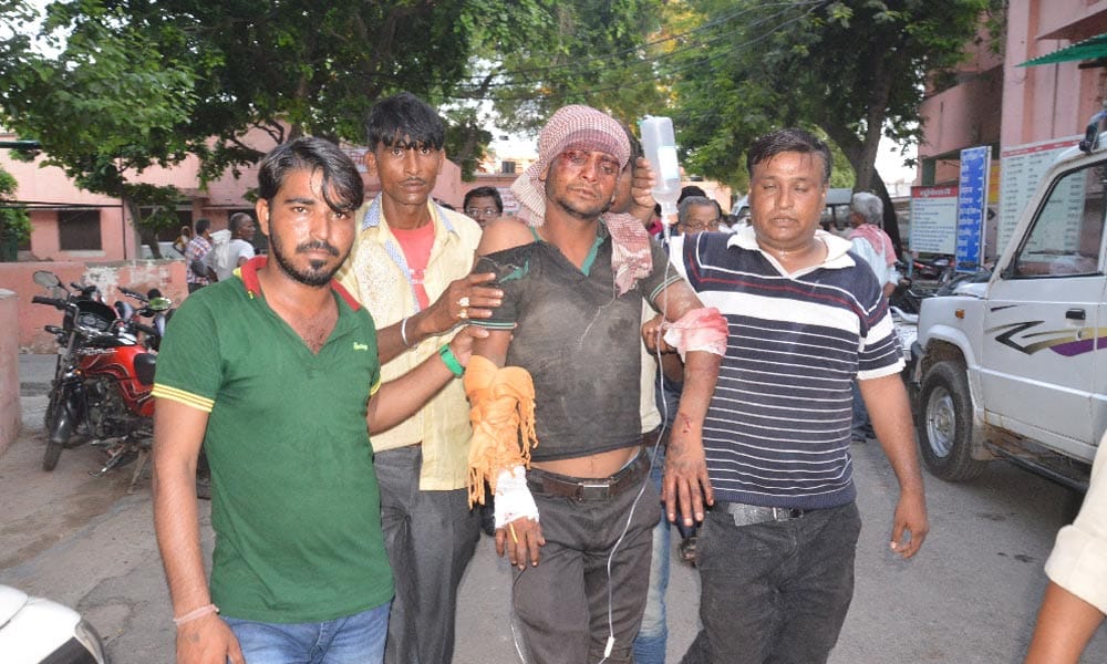 Going to see a bus full of pilgrims Braj fired , two dead 