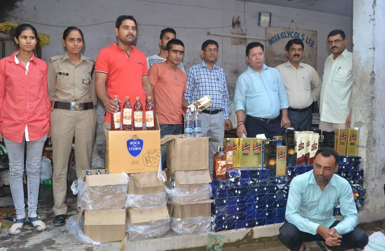 illegal liquor of two lacs rupees seized, accuse arrested