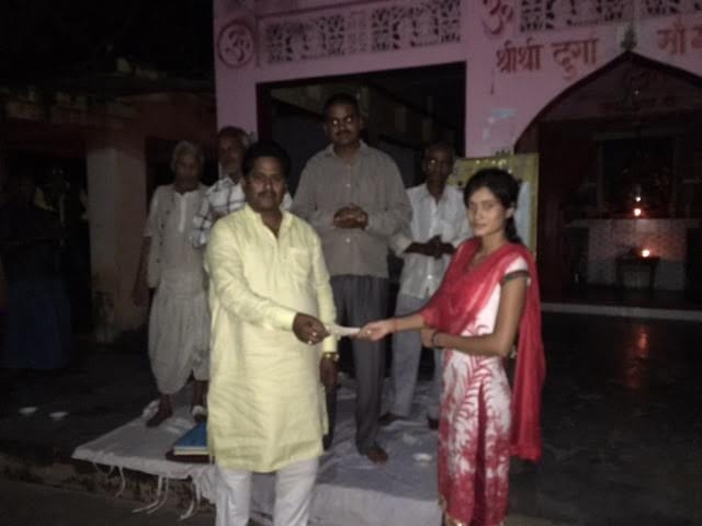 Daughter began to move the hand to help the poor
