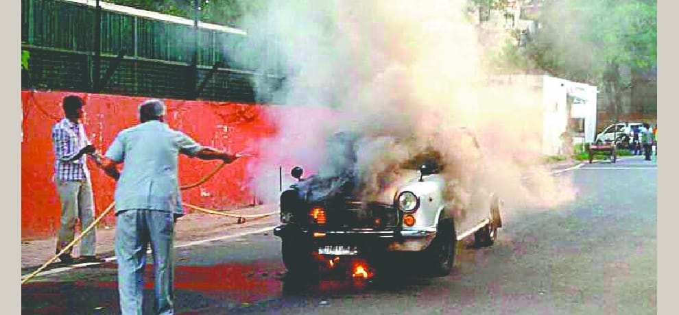 mulayam singh convoy's car catches fire after coming out from garage, probe starts 