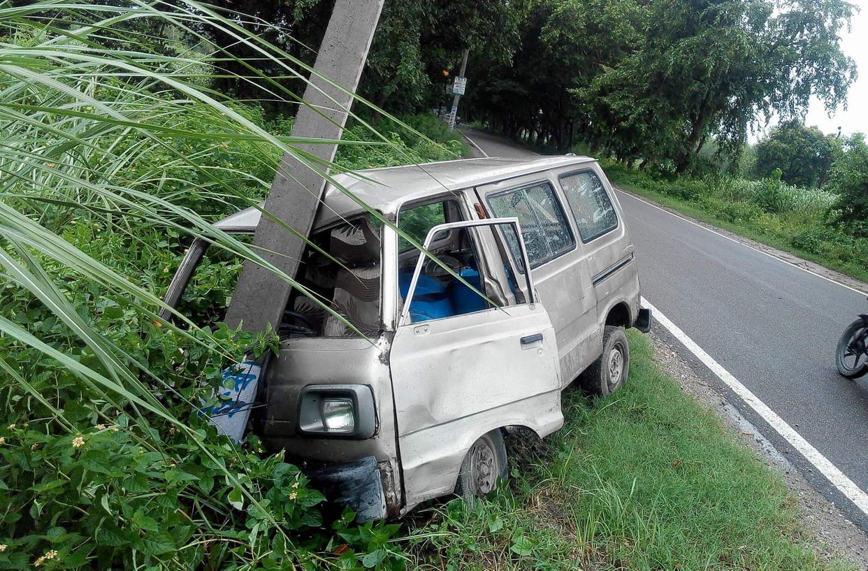 Uncontrolled van crashed at electric line polie