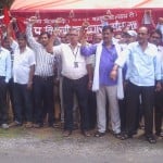 19 मांगों को लेकर अनपरा परियोजना गेट पर प्रदर्शन करते विद्युत कर्मी। अमर उजाला