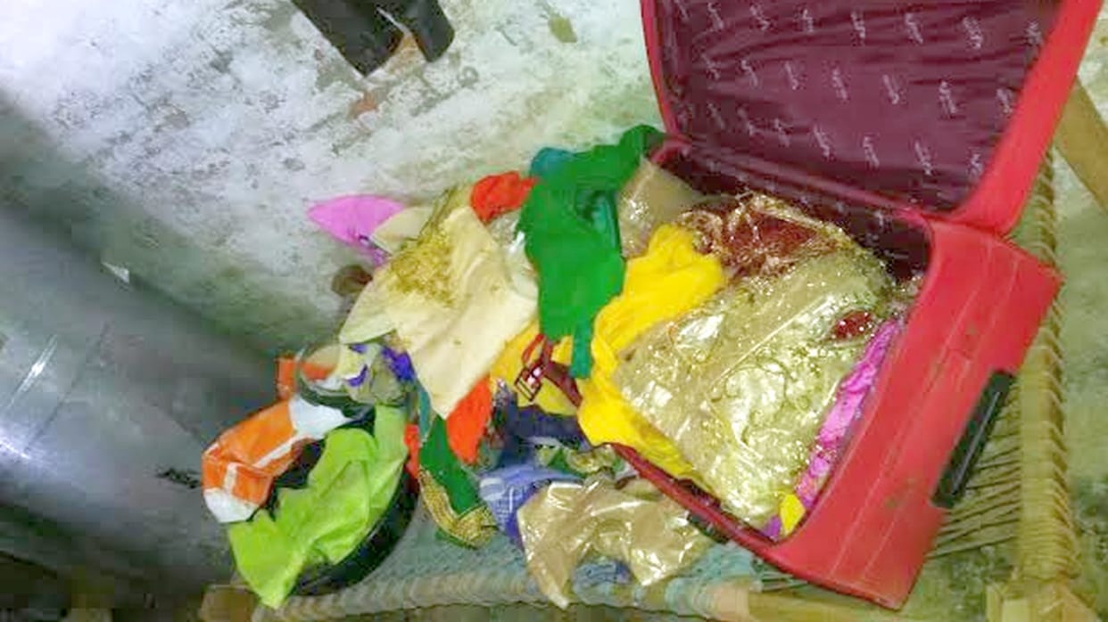 Three lakhs in cash and 10 million of jewelery stolen 