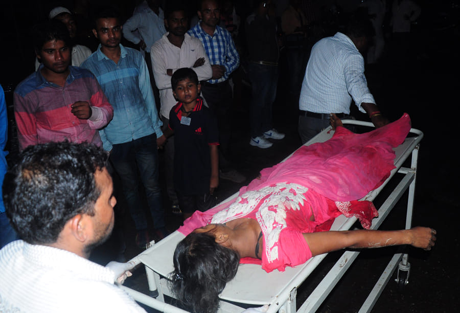 Tractor - trolley overturns 10 dead