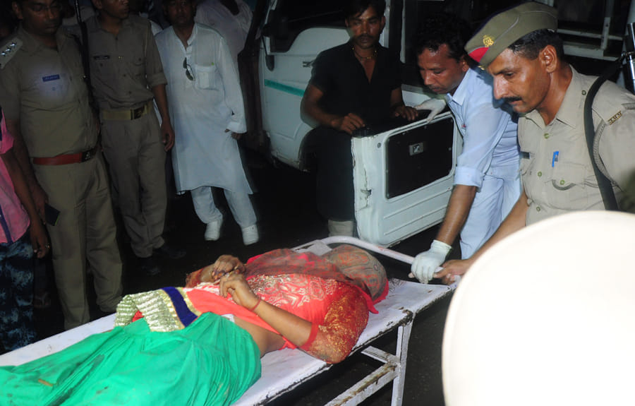 Tractor - trolley overturns 10 dead