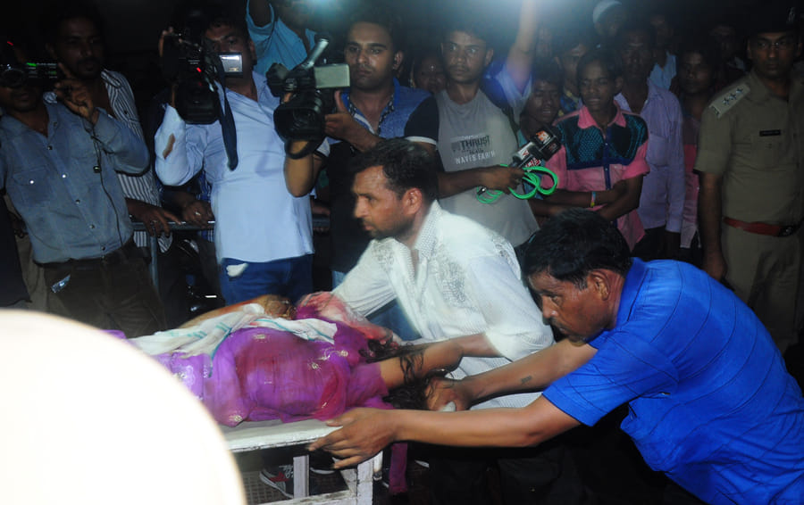 Tractor - trolley overturns 10 dead