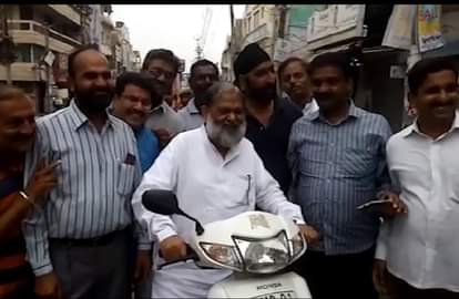 Anil vij violated traffic rules infront of supporters