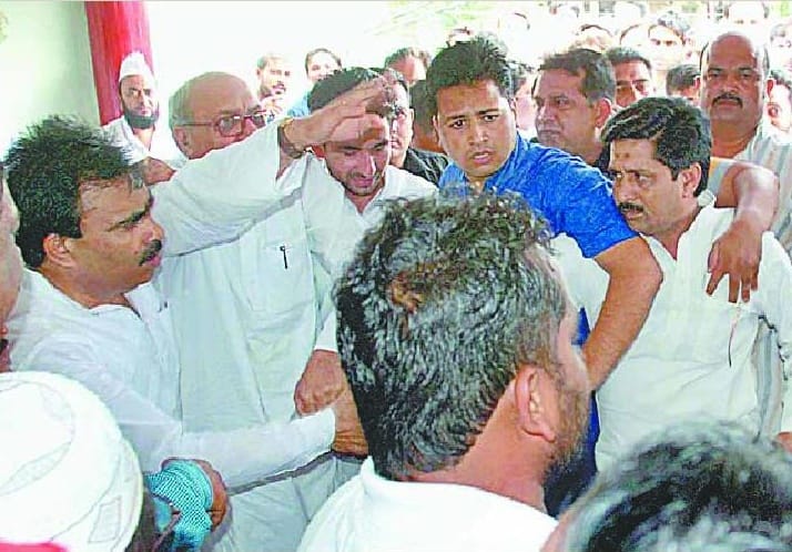 At the meeting, SP clashed commotion