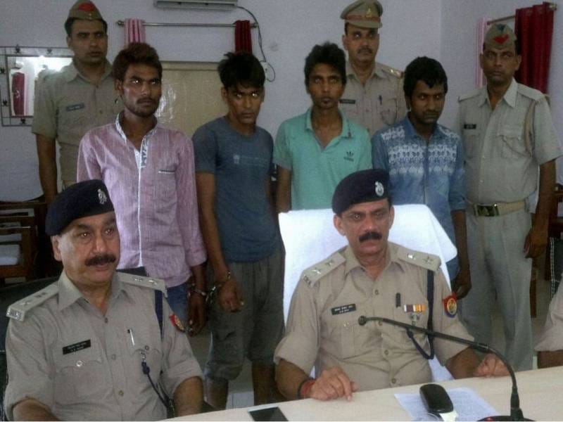 vaahan buk kar loot karane vaale chaar badamaash pakade