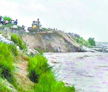 Fallen 19 meter dam in Ghaghra, panic