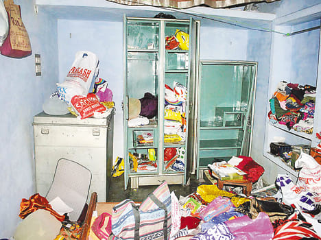 2 lac theft in cop house
