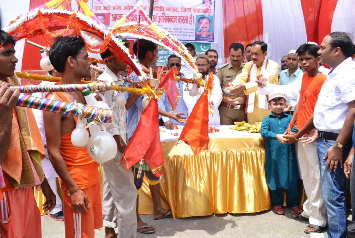 kanwariyas welcome by muslims
