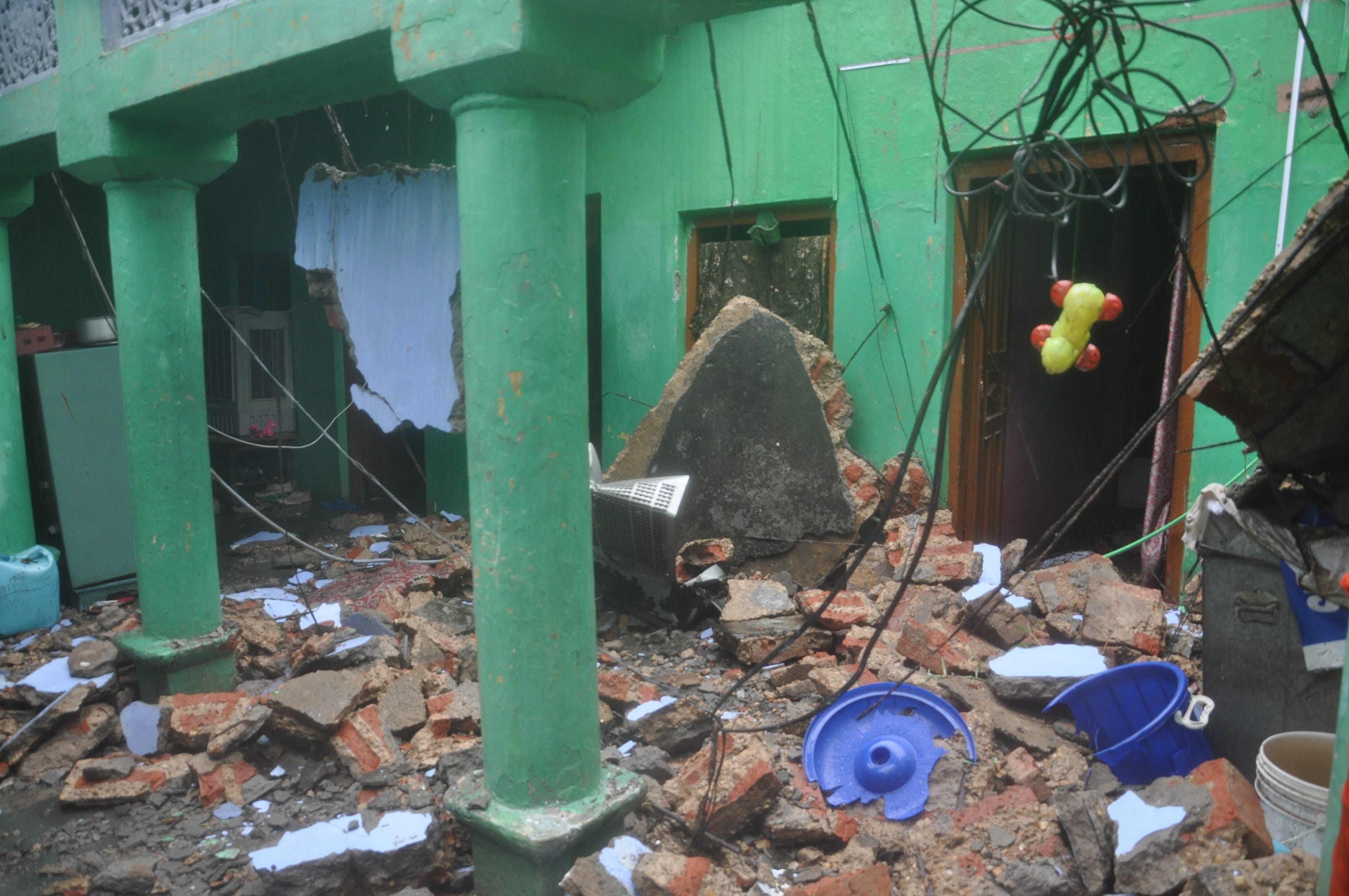 Ten houses fall and three died due to rain in UP