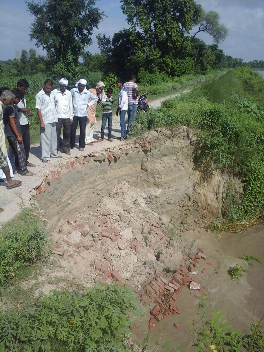 Endanger the safety of the intersection of River dam