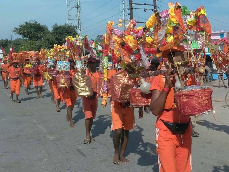 kaanvadiyon ke jatthon se bhare rahe ganga ke tat