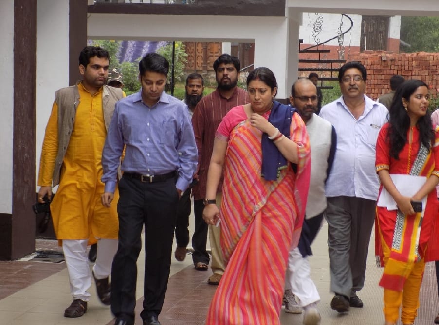 smriti irani arrived in patnitop
