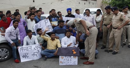 youth congress protest,against mp kiran kheir,nagar nigam politics, teej festival, chandigarh