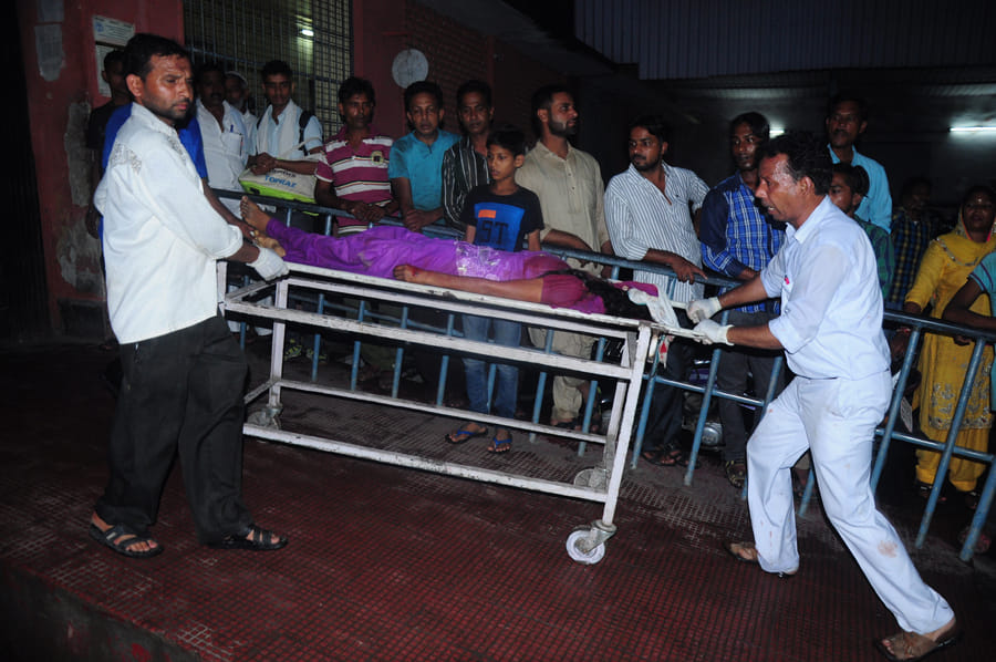Tractor - trolley overturns 10 dead
