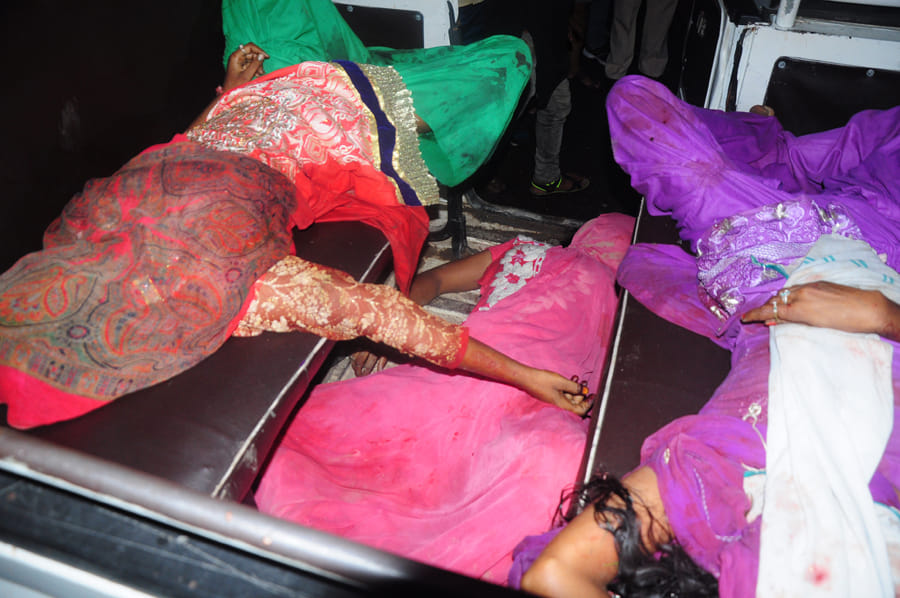 Tractor - trolley overturns 10 dead