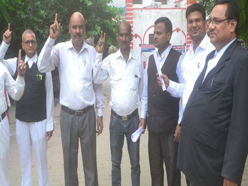 adhivakta putr ke hamalaavaron kee nahin huee giraphtaaree