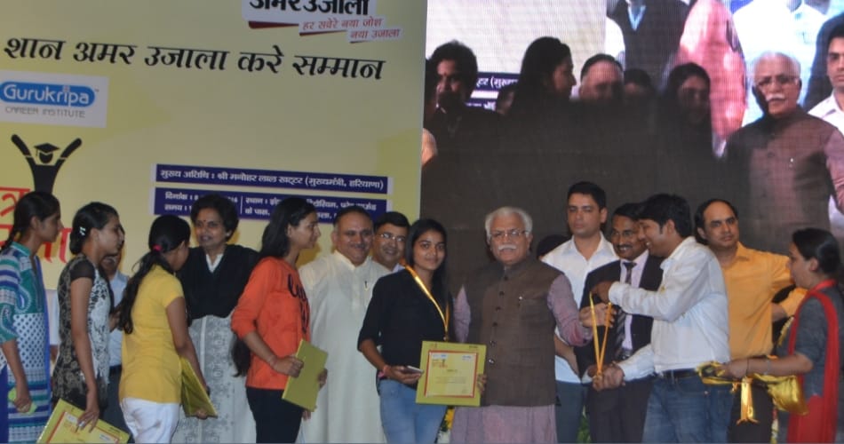 amar ujala foundation medhavi chhatra samman samaroh in panchkula