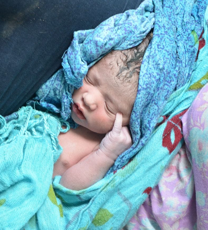 Maternal child born in the toilet.