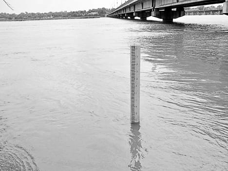 water lavel descreased, but civilian are still in trouble