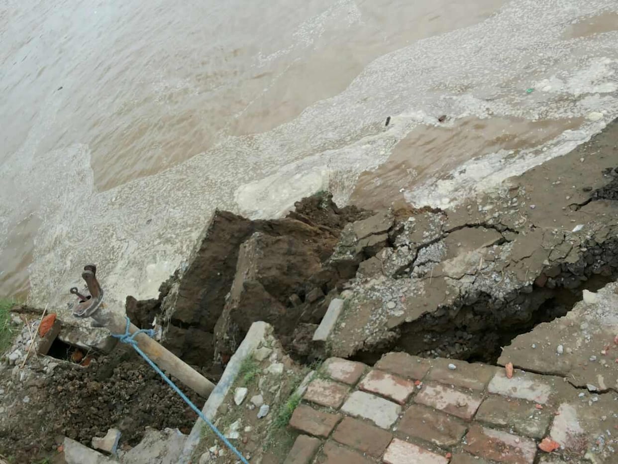 Chaubechhapra me panch ghar ganga me dooba