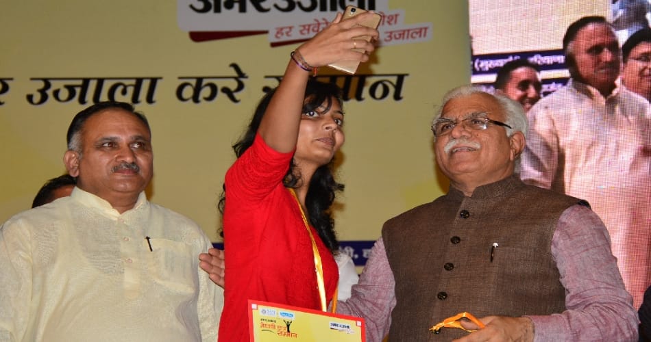 medhavi students took selfies with CM at amar ujala event chandigarh,