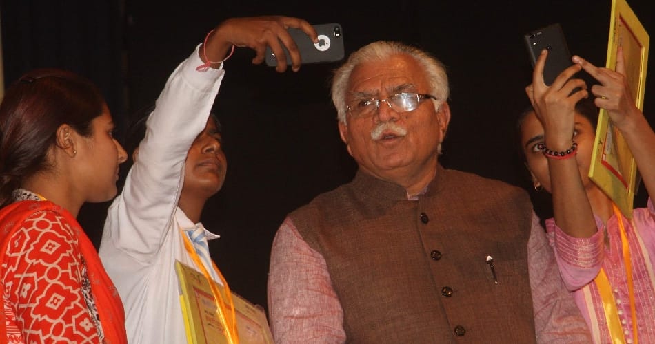 medhavi students took selfies with CM at amar ujala event chandigarh,