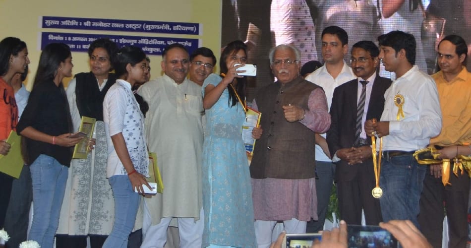 medhavi students took selfies with CM at amar ujala event chandigarh,