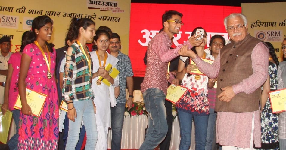 medhavi students took selfies with CM at amar ujala event chandigarh,