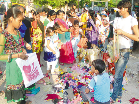 Worshiping the snake god wished prosperity