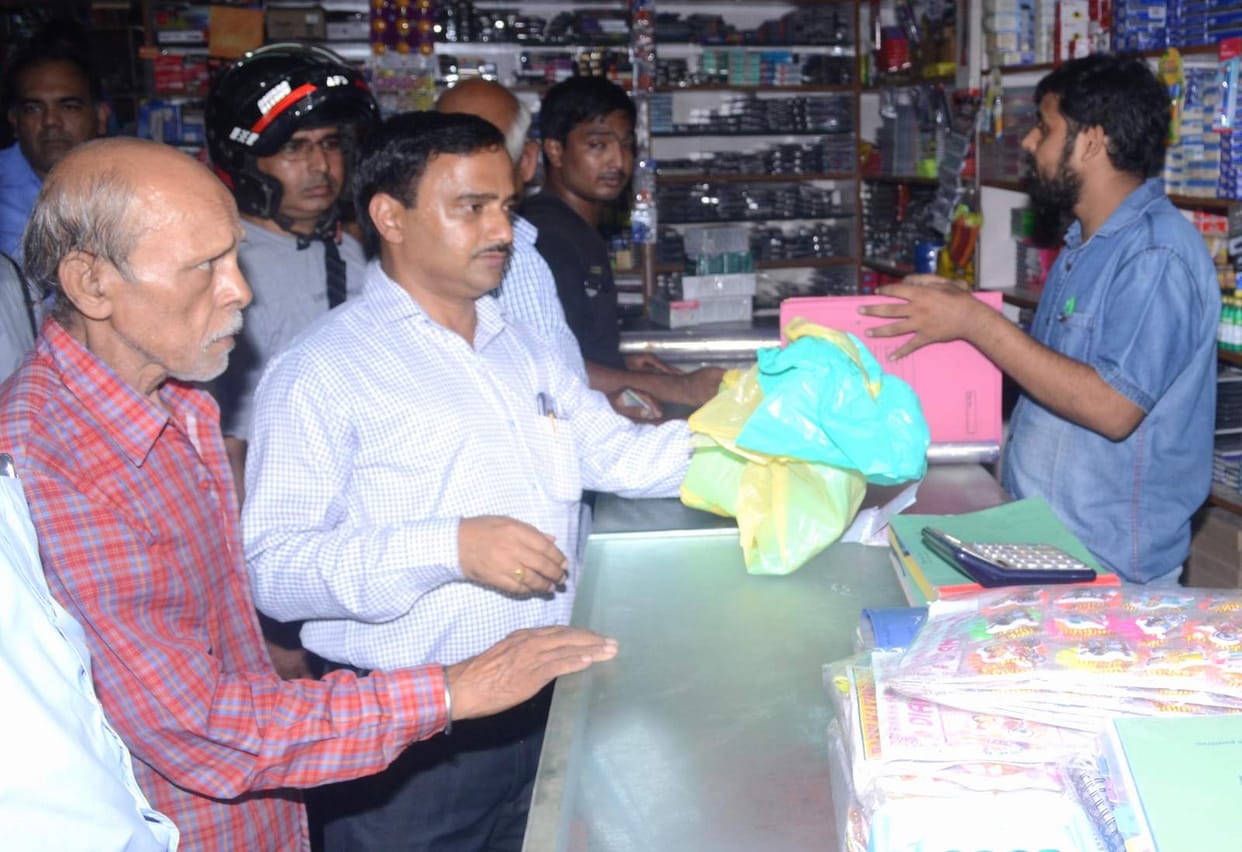 पॉलिथिन सप्लाई करने वाले आठ दुकानदारों को नोटिस जारी