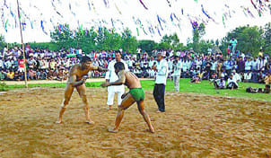 Pankaj lucha libre, primero Monu